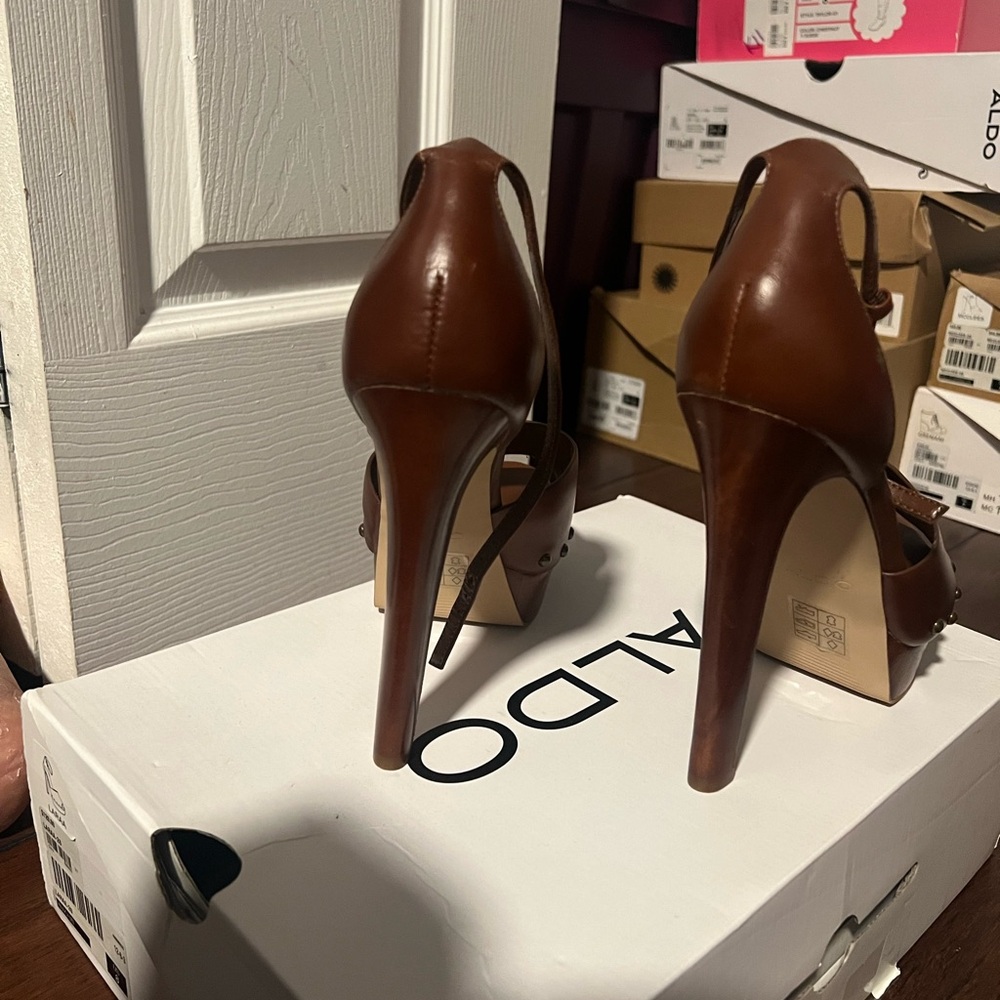 Las zapatillas son de la marcas Aldo , size 8